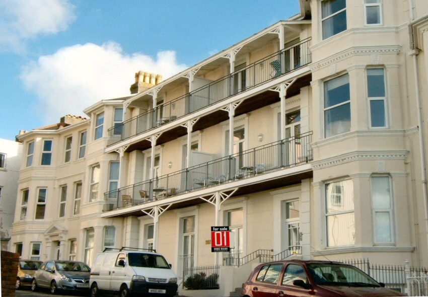 01 Estate Agents