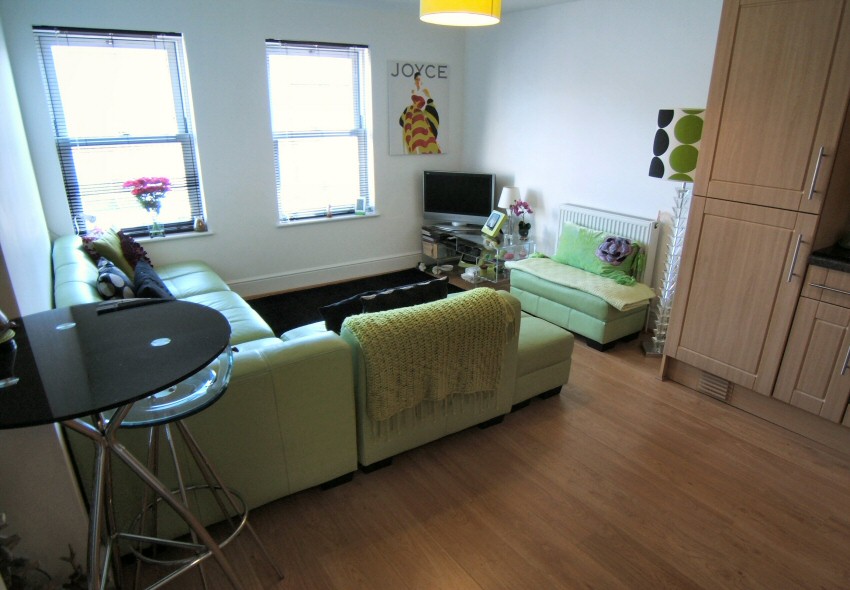 01 Estate Agents